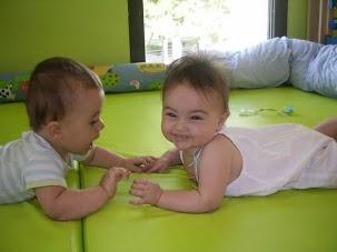 2 bébés sourient