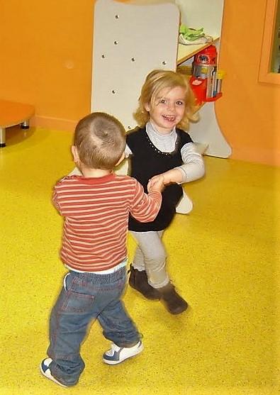 2 enfants dansent et sourient